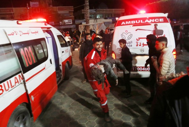 Foto - Gazze'de gece boyunca enkazdan çocuk çıkardılar...