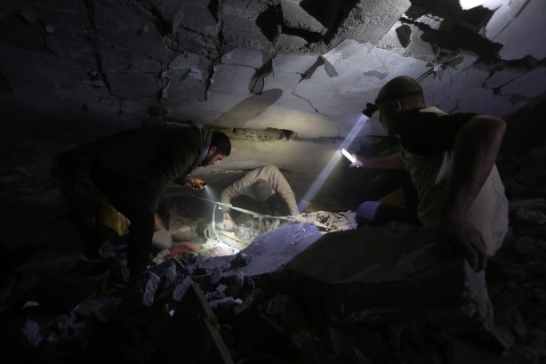 Foto - Gazze'de gece boyunca enkazdan çocuk çıkardılar...