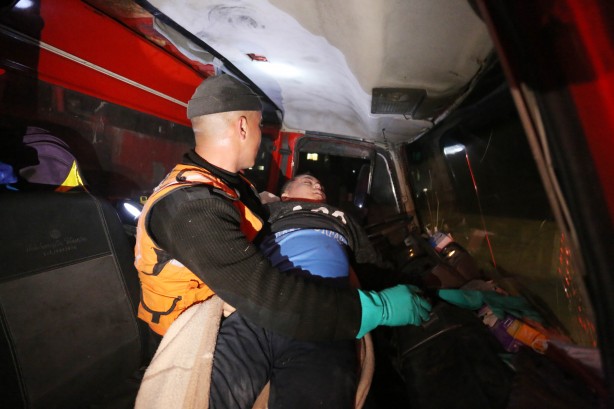 Foto - Gazze'de gece boyunca enkazdan çocuk çıkardılar...