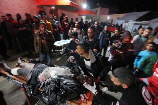 Foto - Gazze'de gece boyunca enkazdan çocuk çıkardılar...