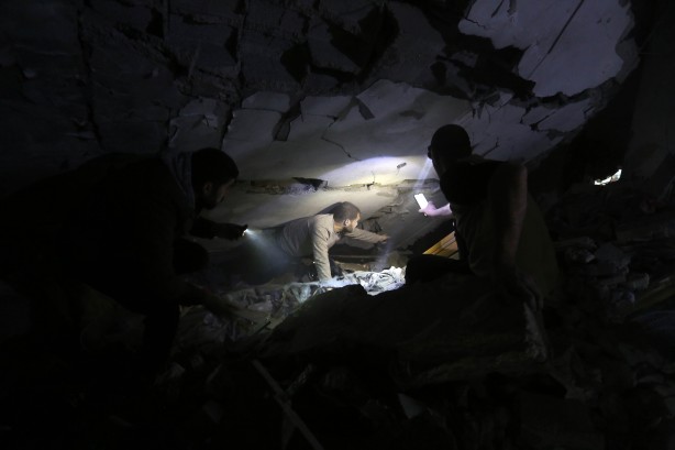 Foto - Gazze'de gece boyunca enkazdan çocuk çıkardılar...