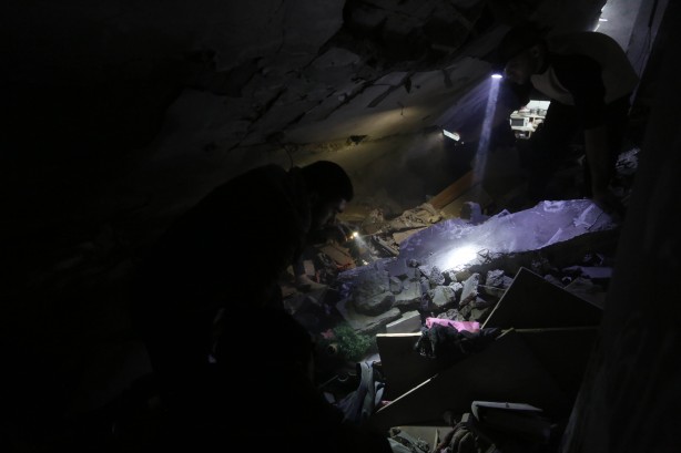 Foto - Gazze'de gece boyunca enkazdan çocuk çıkardılar...