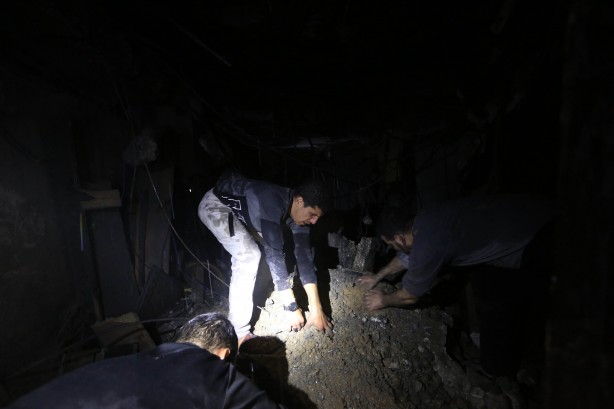 Foto - Gazze'de gece boyunca enkazdan çocuk çıkardılar...