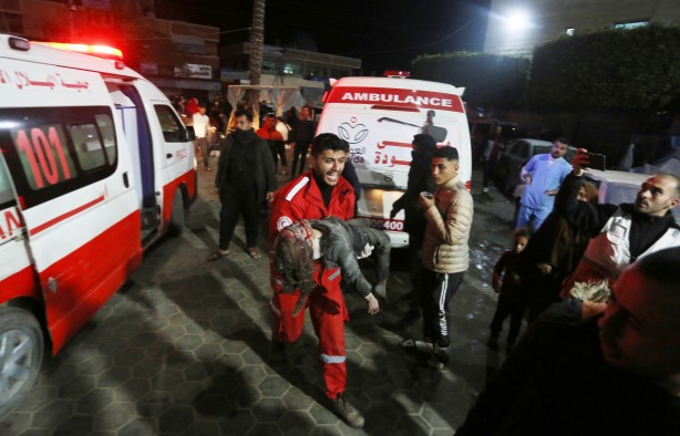 Foto - Gazze'de gece boyunca enkazdan çocuk çıkardılar...