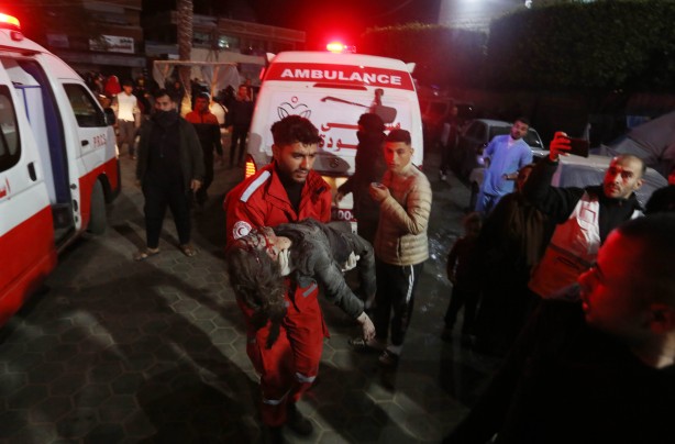 Foto - Gazze'de gece boyunca enkazdan çocuk çıkardılar...