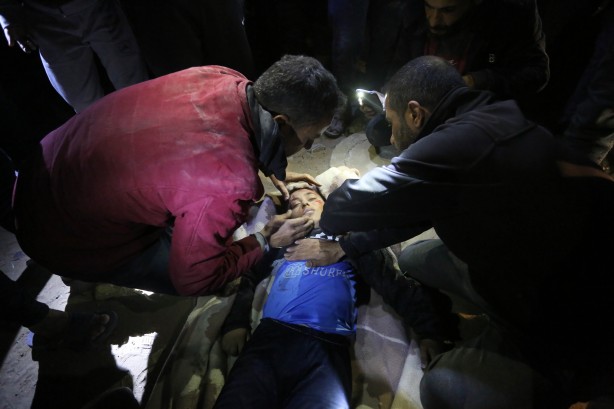 Foto - Gazze'de gece boyunca enkazdan çocuk çıkardılar...