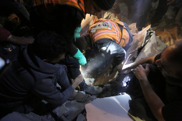 Gazze'de gece boyunca enkazdan çocuk çıkardılar...