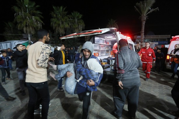 Foto - Gazze'de gece boyunca enkazdan çocuk çıkardılar...