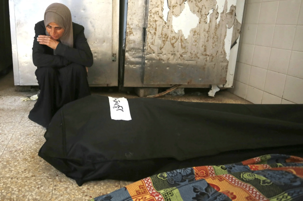 Gazze’de hastalar sokaklarda ölüme terk edildi! Katil İsrail Filistinlileri yarı çıplak göçe zorladı