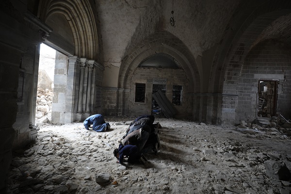 Foto - Gazze’de her gün insanlık ölüyor! Gazzeli İmam, yıkılan camiyi terk etmiyor