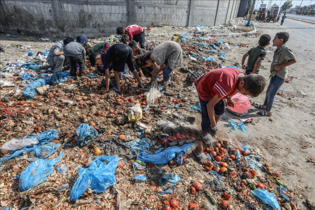 Foto - Gazze'de insanlık dramı yaşanıyor! Çocuklar çöplükte yiyecek arıyor