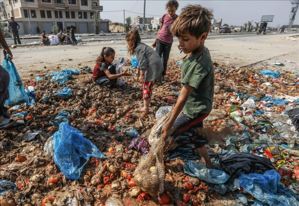Gazze'de insanlık dramı yaşanıyor! Çocuklar çöplükte yiyecek arıyor
