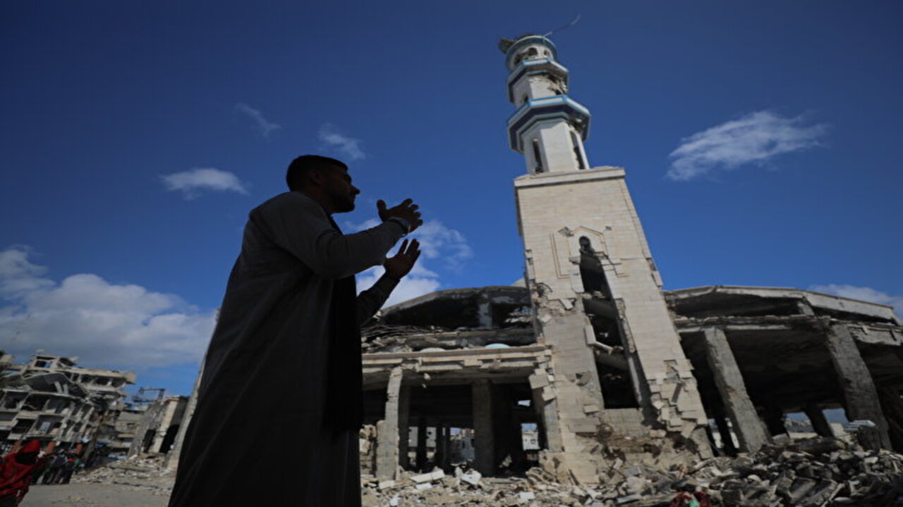 Foto - Gazze'de molozların arasında cuma namazı!