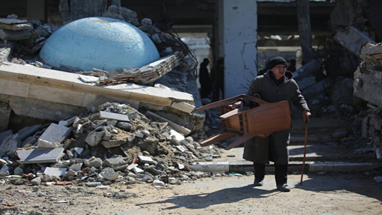 Foto - Gazze'de molozların arasında cuma namazı!