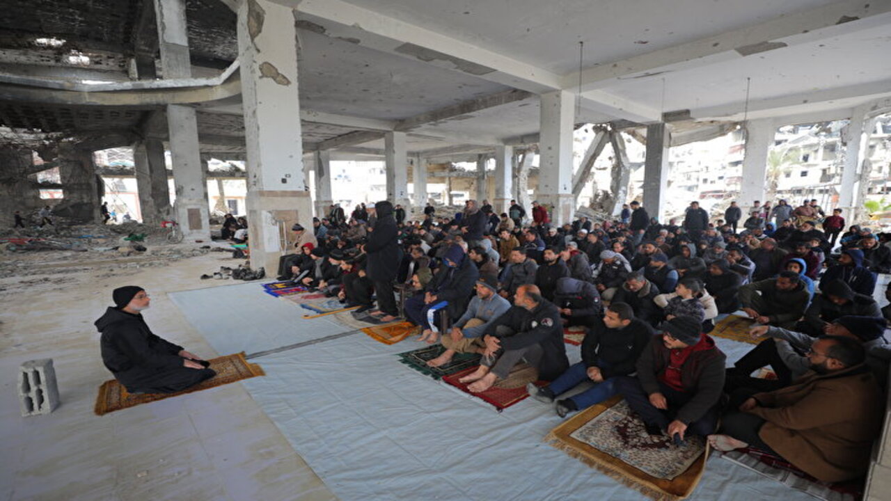 Foto - Gazze'de molozların arasında cuma namazı!