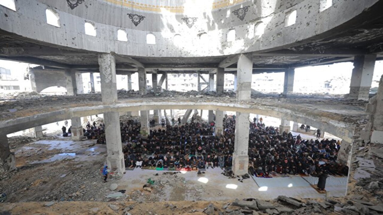 Foto - Gazze'de molozların arasında cuma namazı!