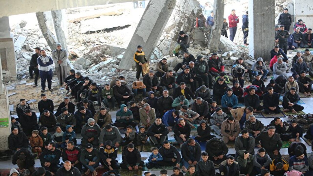 Foto - Gazze'de molozların arasında cuma namazı!