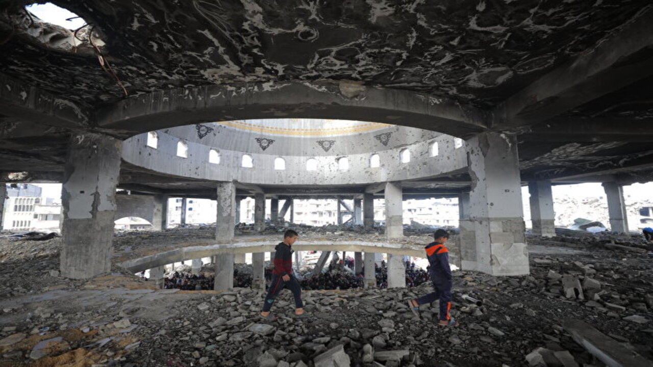 Foto - Gazze'de molozların arasında cuma namazı!