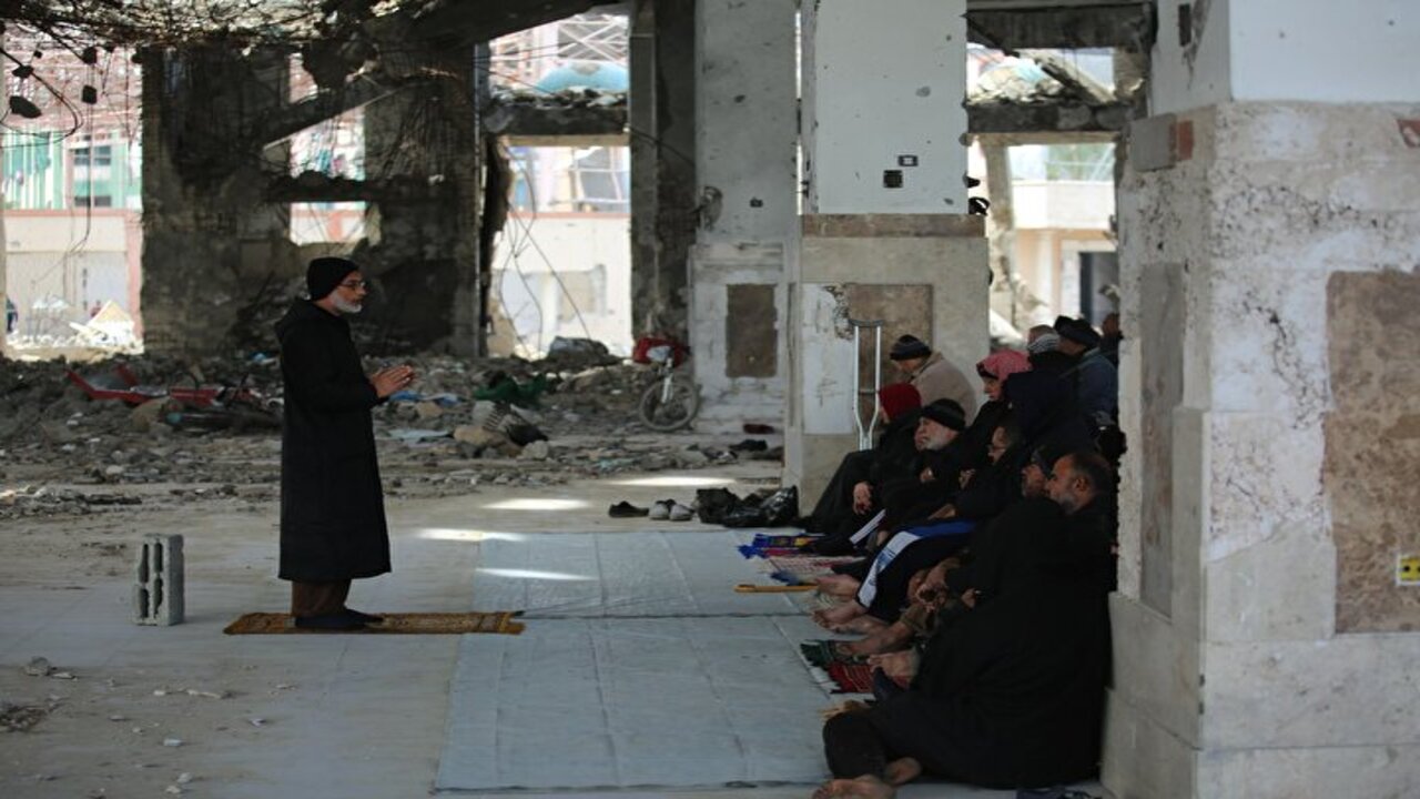 Foto - Gazze'de molozların arasında cuma namazı!
