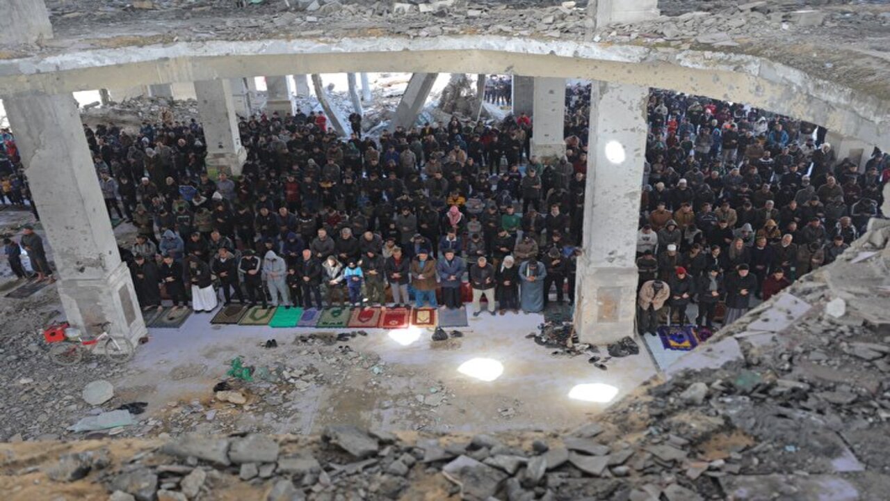 Foto - Gazze'de molozların arasında cuma namazı!