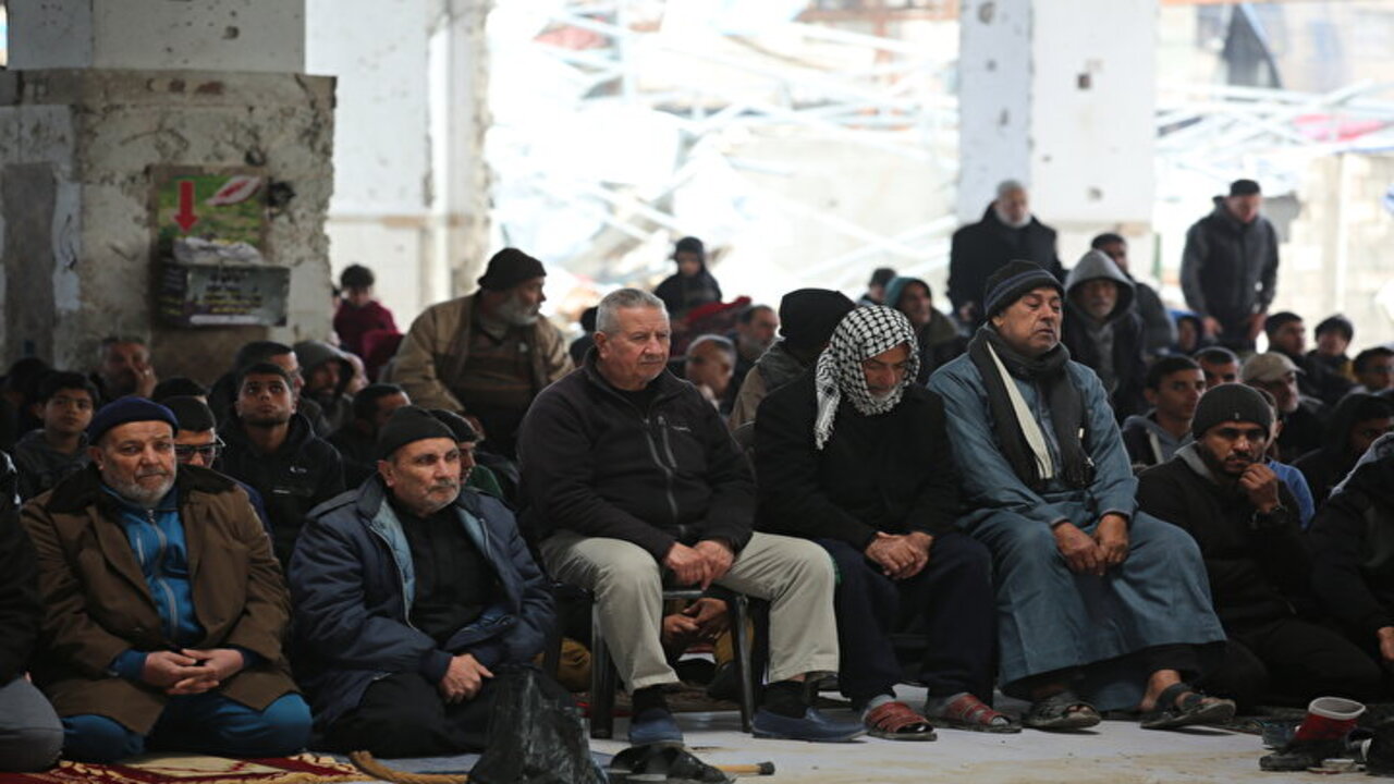 Foto - Gazze'de molozların arasında cuma namazı!