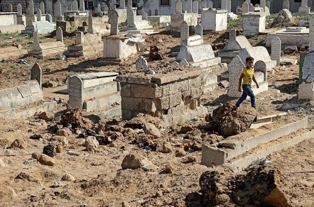 Foto - Gazze'de siyonist İsrail bebekleri doğarken katlediyor! Katiller ordusu ölülere bile huzur vermiyor