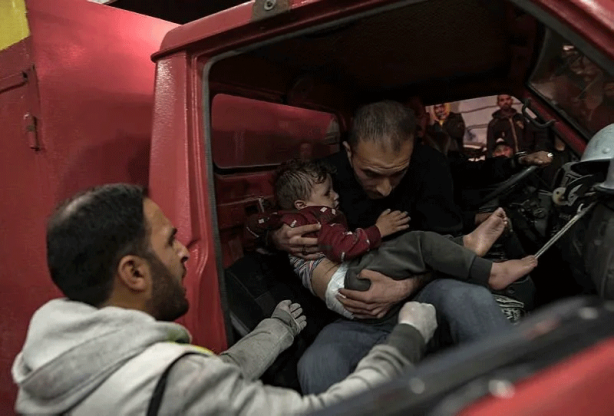 Foto - Gazze'de siyonist İsrail bebekleri doğarken katlediyor! Katiller ordusu ölülere bile huzur vermiyor