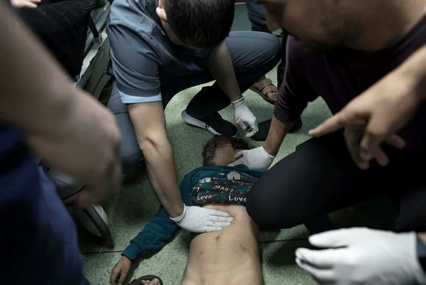 Foto - Gazze'de siyonist İsrail bebekleri doğarken katlediyor! Katiller ordusu ölülere bile huzur vermiyor