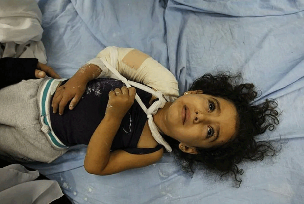 Foto - Gazze'de siyonist İsrail bebekleri doğarken katlediyor! Katiller ordusu ölülere bile huzur vermiyor