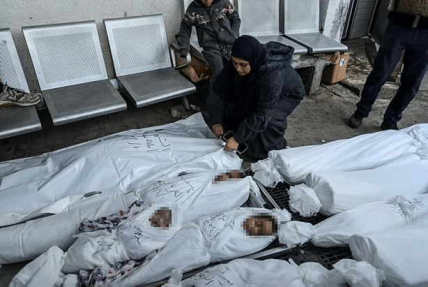 Foto - Gazze'de siyonist İsrail bebekleri doğarken katlediyor! Katiller ordusu ölülere bile huzur vermiyor