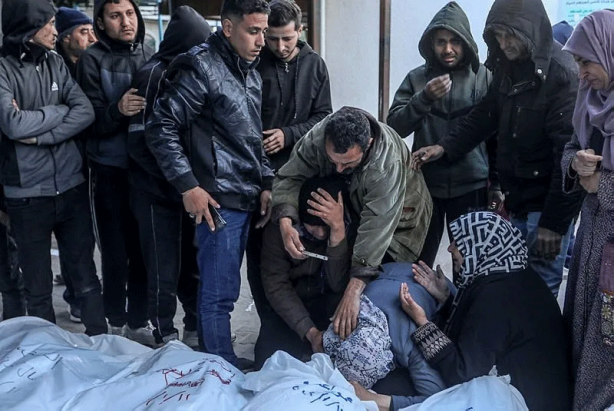 Foto - Gazze'de siyonist İsrail bebekleri doğarken katlediyor! Katiller ordusu ölülere bile huzur vermiyor