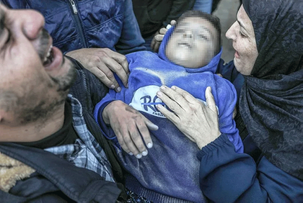 Foto - Gazze'de siyonist İsrail bebekleri doğarken katlediyor! Katiller ordusu ölülere bile huzur vermiyor