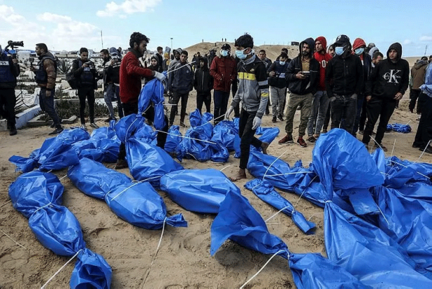 Foto - Gazze'de siyonist İsrail bebekleri doğarken katlediyor! Katiller ordusu ölülere bile huzur vermiyor