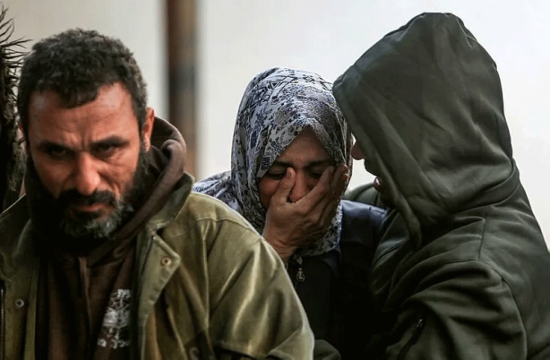 Gazze'de siyonist İsrail bebekleri doğarken katlediyor! Katiller ordusu ölülere bile huzur vermiyor