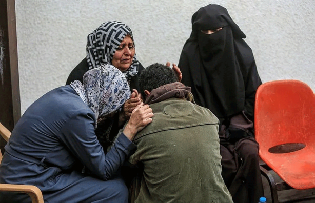 Foto - Gazze'de siyonist İsrail bebekleri doğarken katlediyor! Katiller ordusu ölülere bile huzur vermiyor