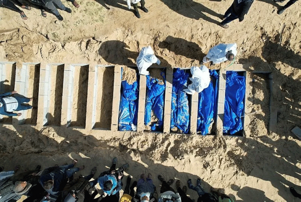 Foto - Gazze'de siyonist İsrail bebekleri doğarken katlediyor! Katiller ordusu ölülere bile huzur vermiyor