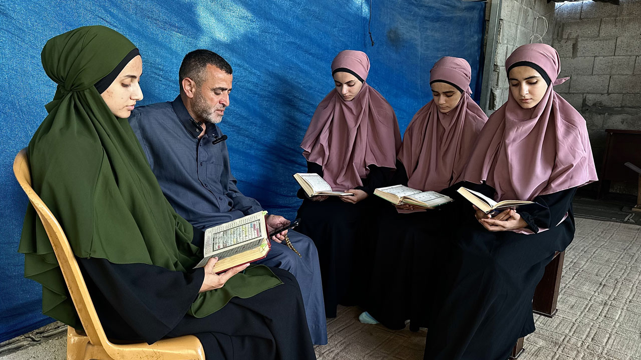 Foto - Gazze’de üç kız kardeşin duygulandıran azmi! Savaşın ortasında hafız oldular