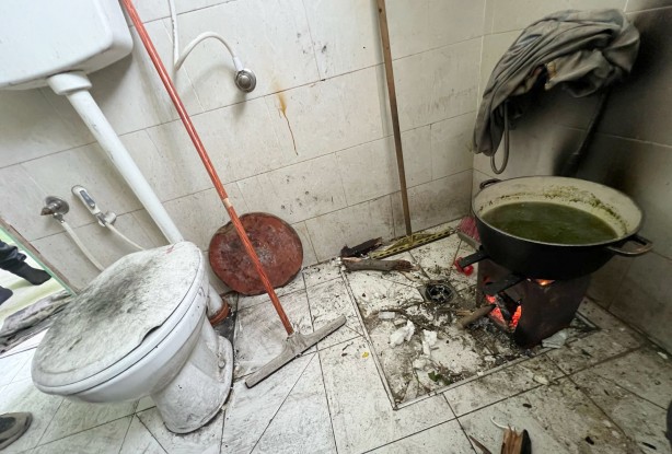 Foto - Gazze'de yürek yakan görüntü! Tuvalette yemek pişirip çocuklarına yediriyorlar
