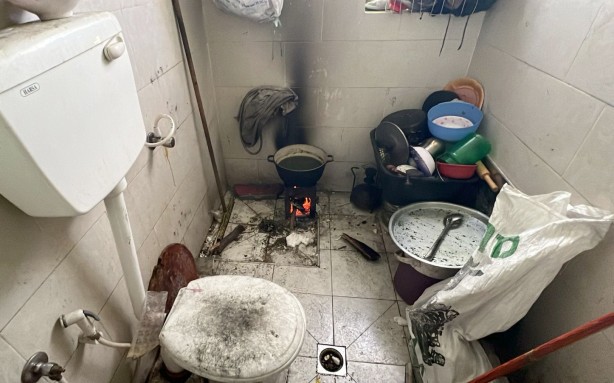 Foto - Gazze'de yürek yakan görüntü! Tuvalette yemek pişirip çocuklarına yediriyorlar