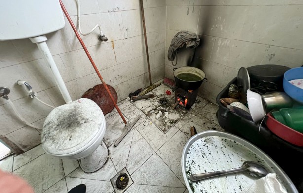 Foto - Gazze'de yürek yakan görüntü! Tuvalette yemek pişirip çocuklarına yediriyorlar