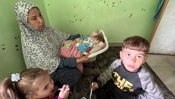 Gazze'de yürek yakan görüntü! Tuvalette yemek pişirip çocuklarına yediriyorlar