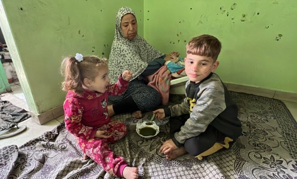 Foto - Gazze'de yürek yakan görüntü! Tuvalette yemek pişirip çocuklarına yediriyorlar