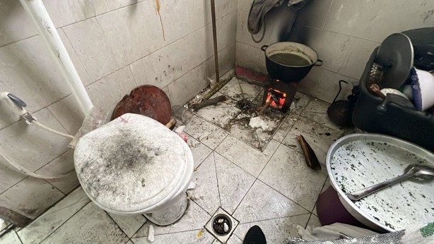 Foto - Gazze'de yürek yakan görüntü! Tuvalette yemek pişirip çocuklarına yediriyorlar
