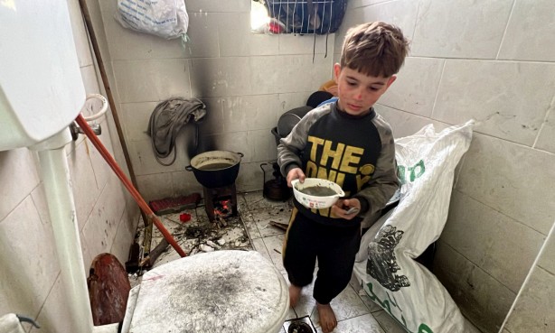 Foto - Gazze'de yürek yakan görüntü! Tuvalette yemek pişirip çocuklarına yediriyorlar