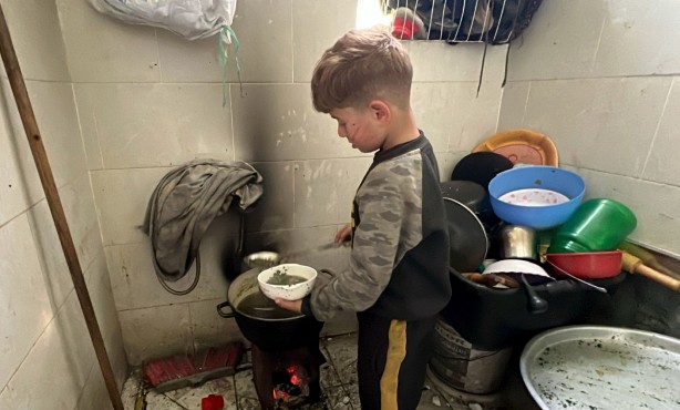 Foto - Gazze'de yürek yakan görüntü! Tuvalette yemek pişirip çocuklarına yediriyorlar