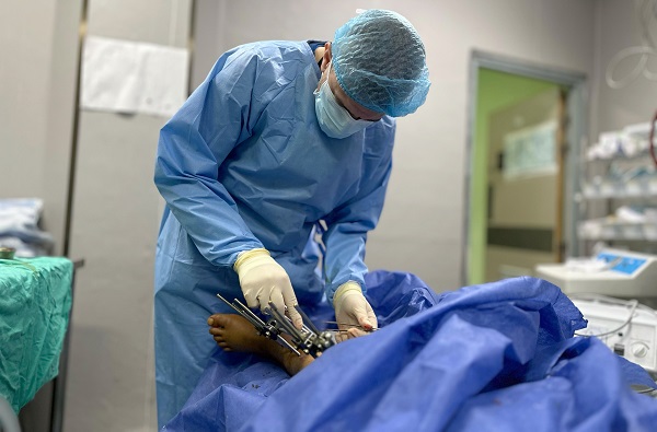 Foto - Gazze’de zor şartlar altında ameliyatlar yapılıyor