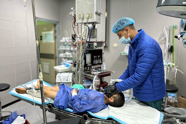 Gazze’de zor şartlar altında ameliyatlar yapılıyor