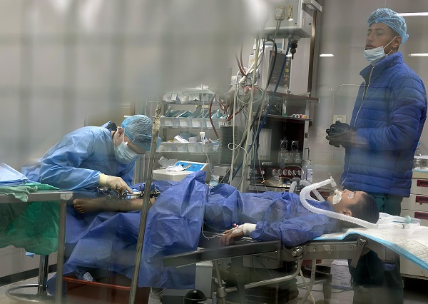 Foto - Gazze’de zor şartlar altında ameliyatlar yapılıyor