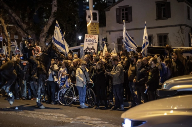Foto - Gazze'deki İsrailli esirlerin yakınları Netanyahu'yu protesto etmek için bakın ne yaptılar?