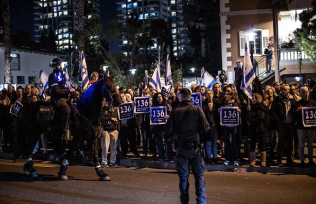 Foto - Gazze'deki İsrailli esirlerin yakınları Netanyahu'yu protesto etmek için bakın ne yaptılar?